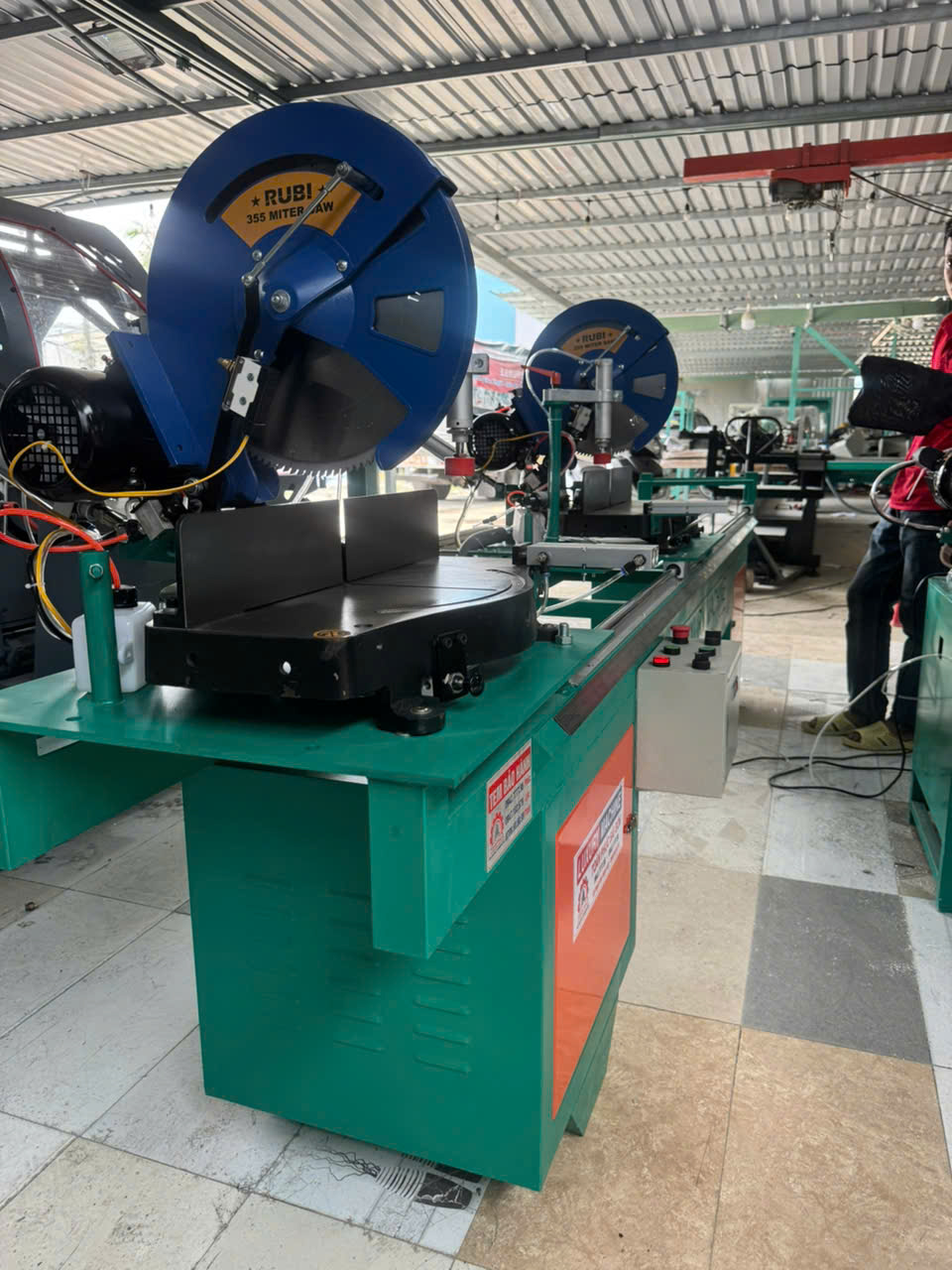 Máy cắt RUBI thương hiệu nhật lưỡi 355 MC cắt tất cả các hệ nhôm 55 với hệ FUNL tường