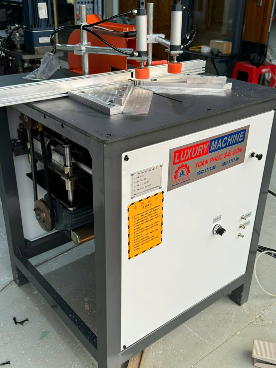 Máy cắt góc nâng hạ lưỡi tự động chuyên cắt cánh tủ nội thất